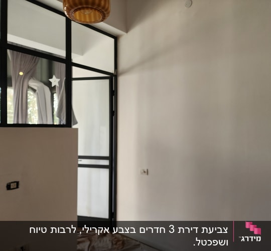 קיר צבוע בלבן עם שקית ניילון על הרצפה